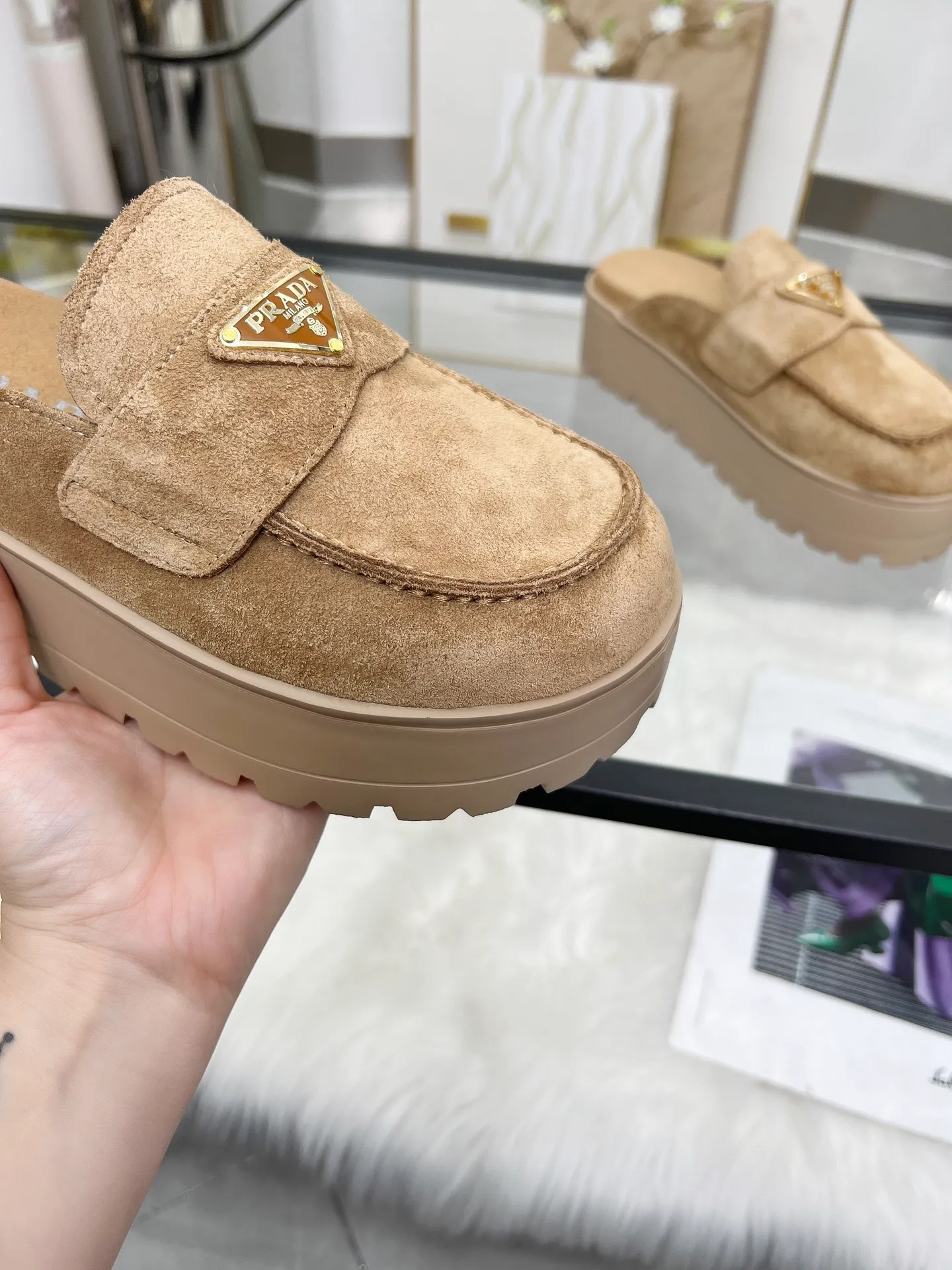 👟👟Ex-factory price 520👟👟 🌸Prada 2025 spring and summer new slippers 💫Velcro sandals The latest catwalk style, classic upgrades, both comfort and fashion. Each color combination looks good, and the design matches different style needs ✅Upper: original customized cowhide ✅Inner: original customized sheepskin lining, cowhide feet ✅Outsole: original molded anti-slip outsole ✅Number of codes: 35-40 (41 customized, non-refundable and non-exchangeable)